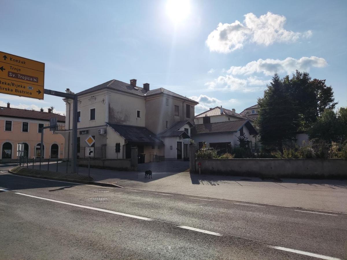 Family Hostel Pivka Exterior photo